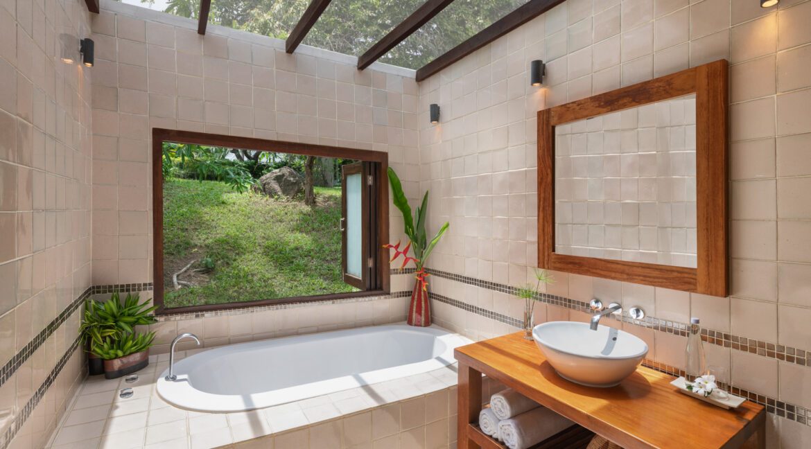 24. Master_Bathroom_02_Web
