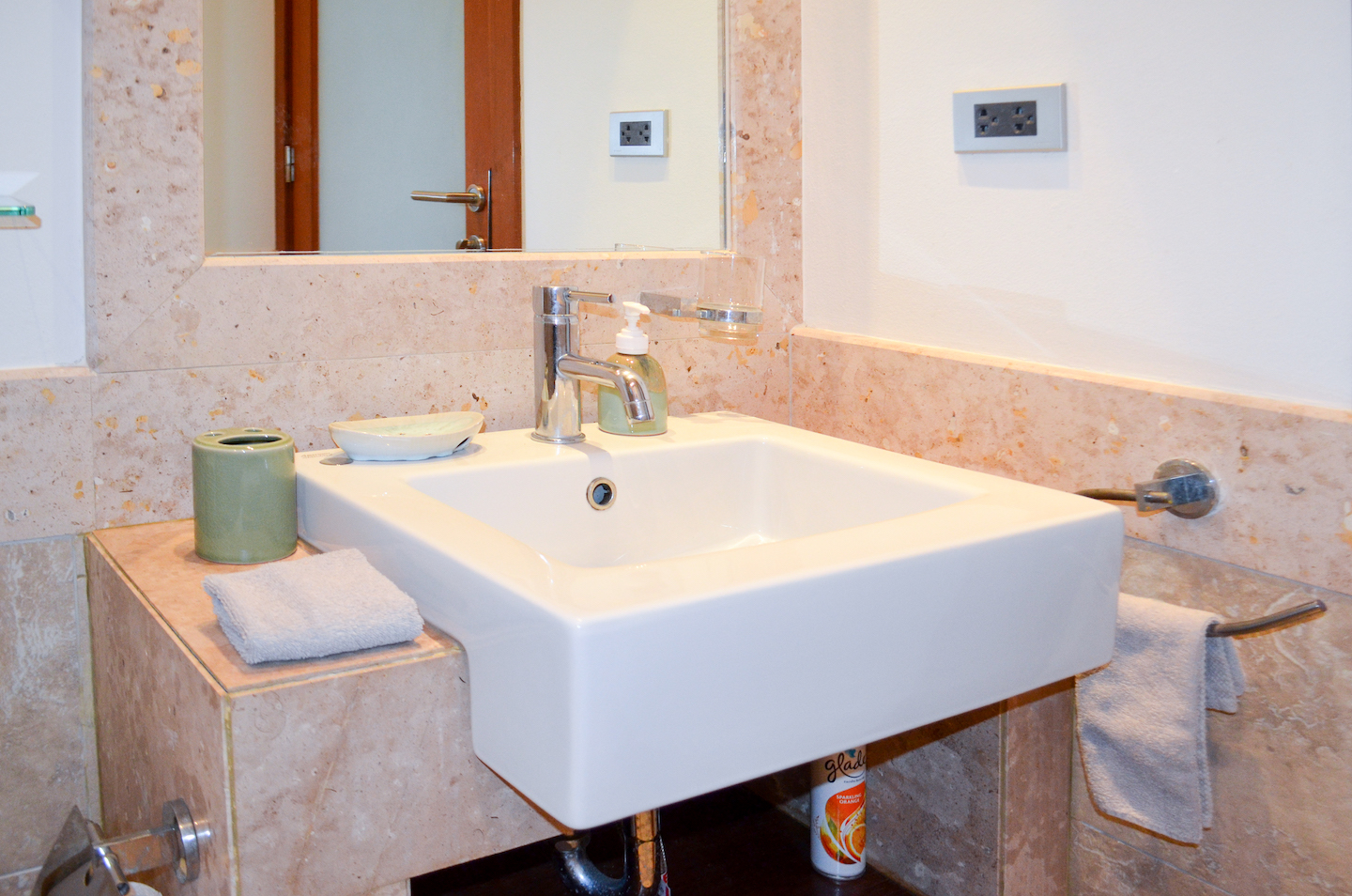 Villa Cannes bedroom bathroom 04